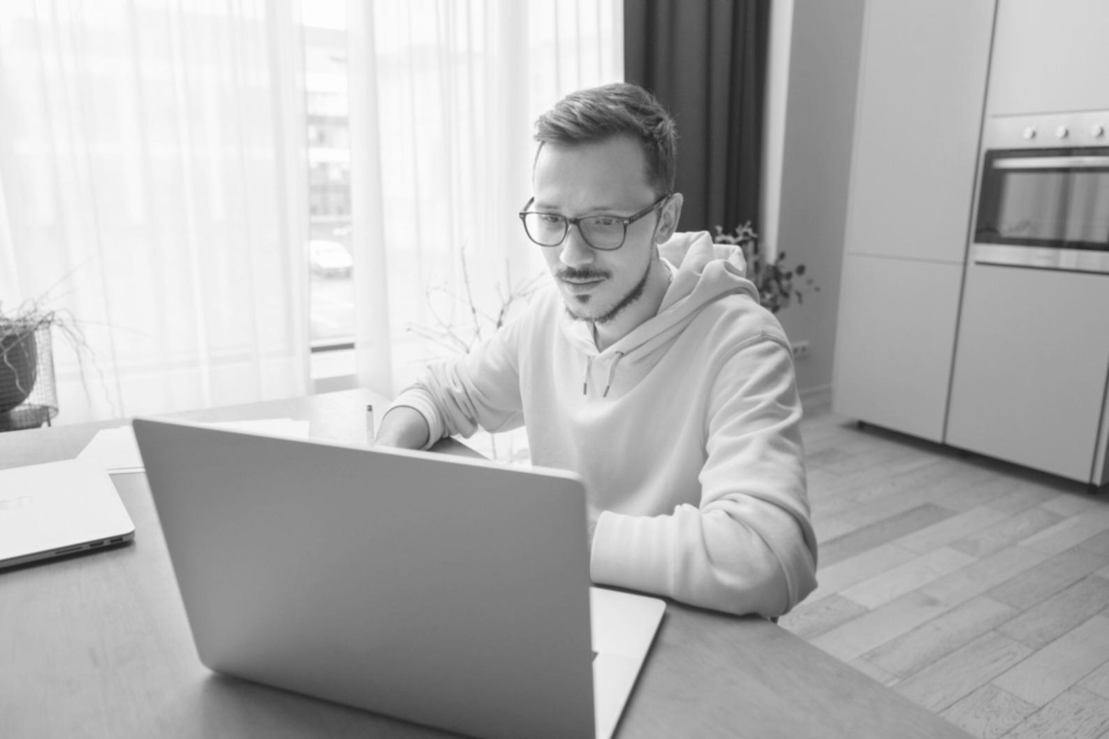 Session d'analyse financière avec graphiques et outils professionnels