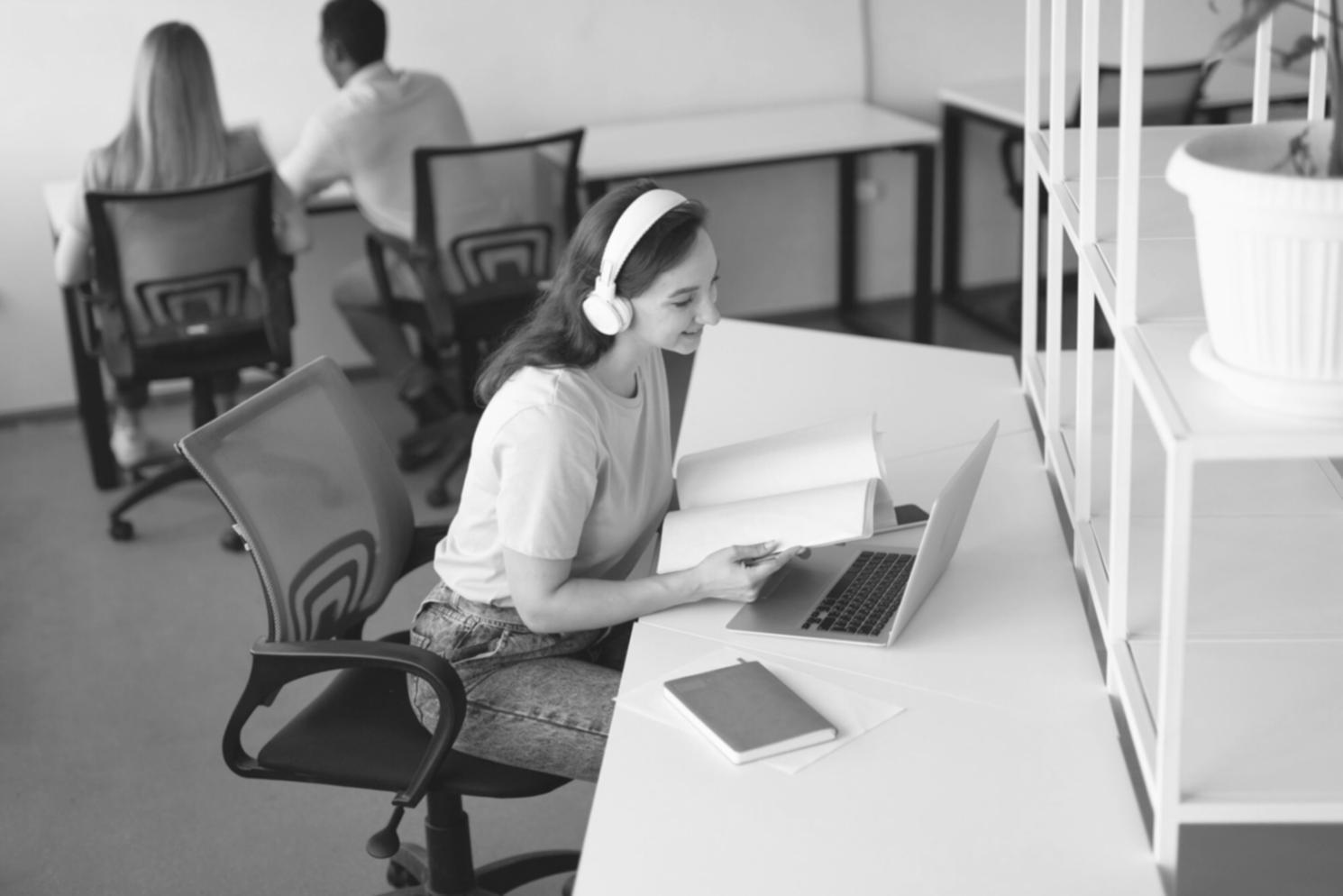 Salle de formation moderne avec écrans d'analyse financière