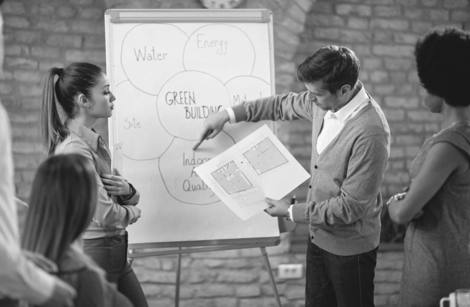 Étudiant analysant des graphiques financiers sur plusieurs écrans