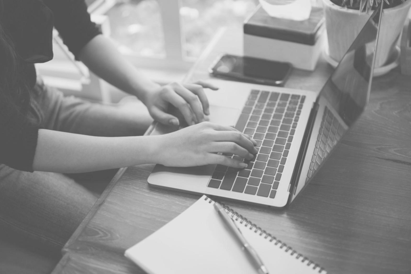 Analyse des tendances financières sur plusieurs écrans